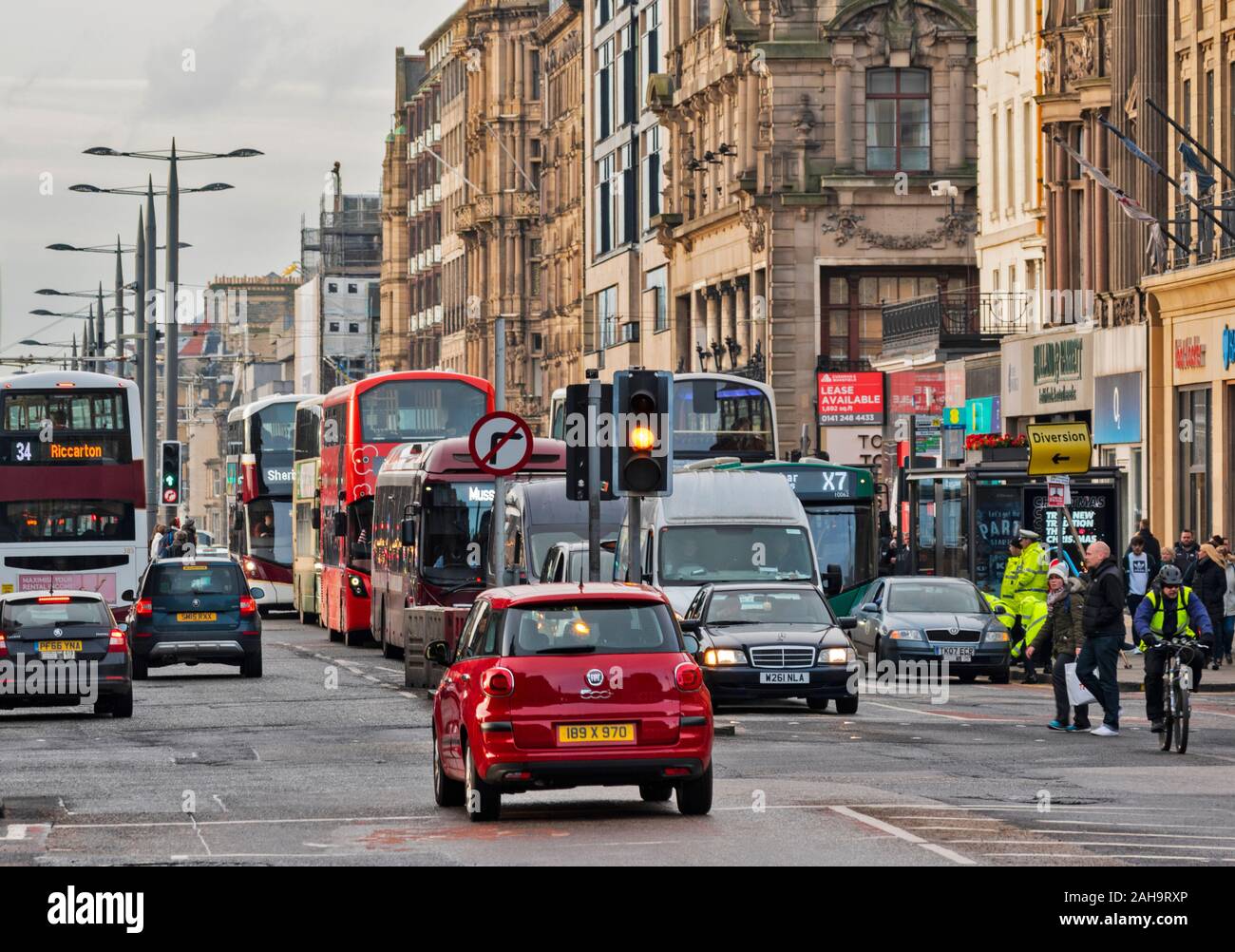 EDINBURGH SCHOTTLAND IM WINTER MIT VERKEHR AUF der Princes Street Stockfoto