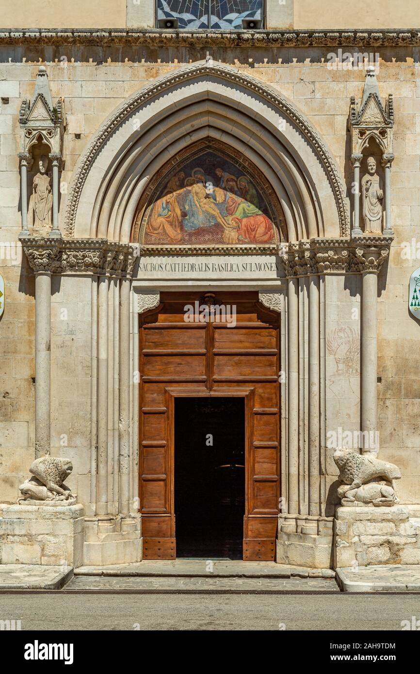 Sulmona, Portal von St. Panfilo Basilika und Dom Stockfoto