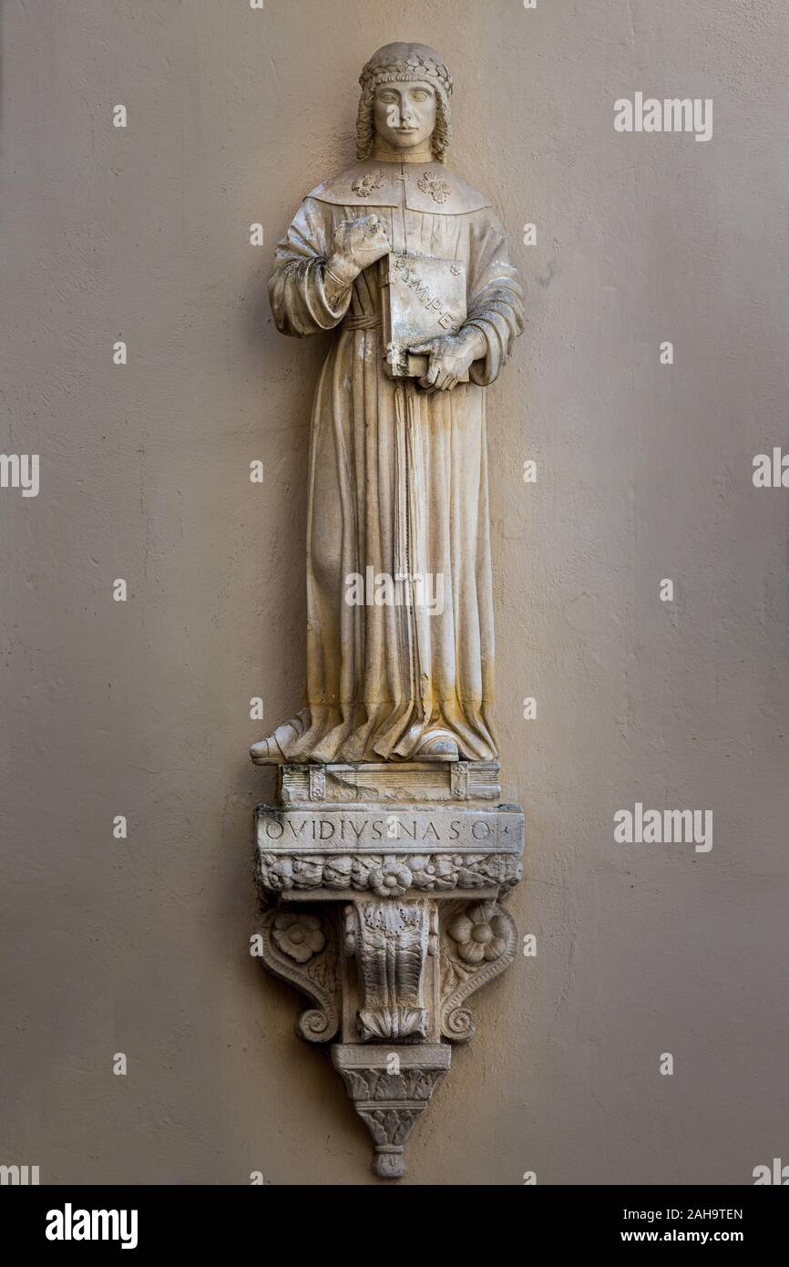 Antike Statue des Dichters Publio Ovidius Naso, genannt Ovidio, Symbol der Sulmona Stockfoto