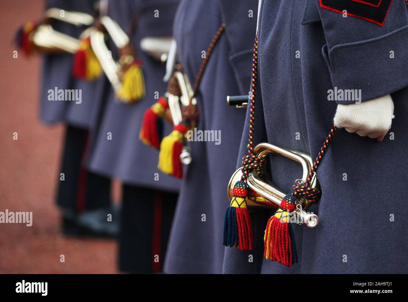 Eine Linie der Musiker aus der Band von den Grenadier Guards stehen an der Mühelosigkeit während der Wachwechsel Zeremonie auf dem Vorplatz des Buckingham Palace, London. Stockfoto