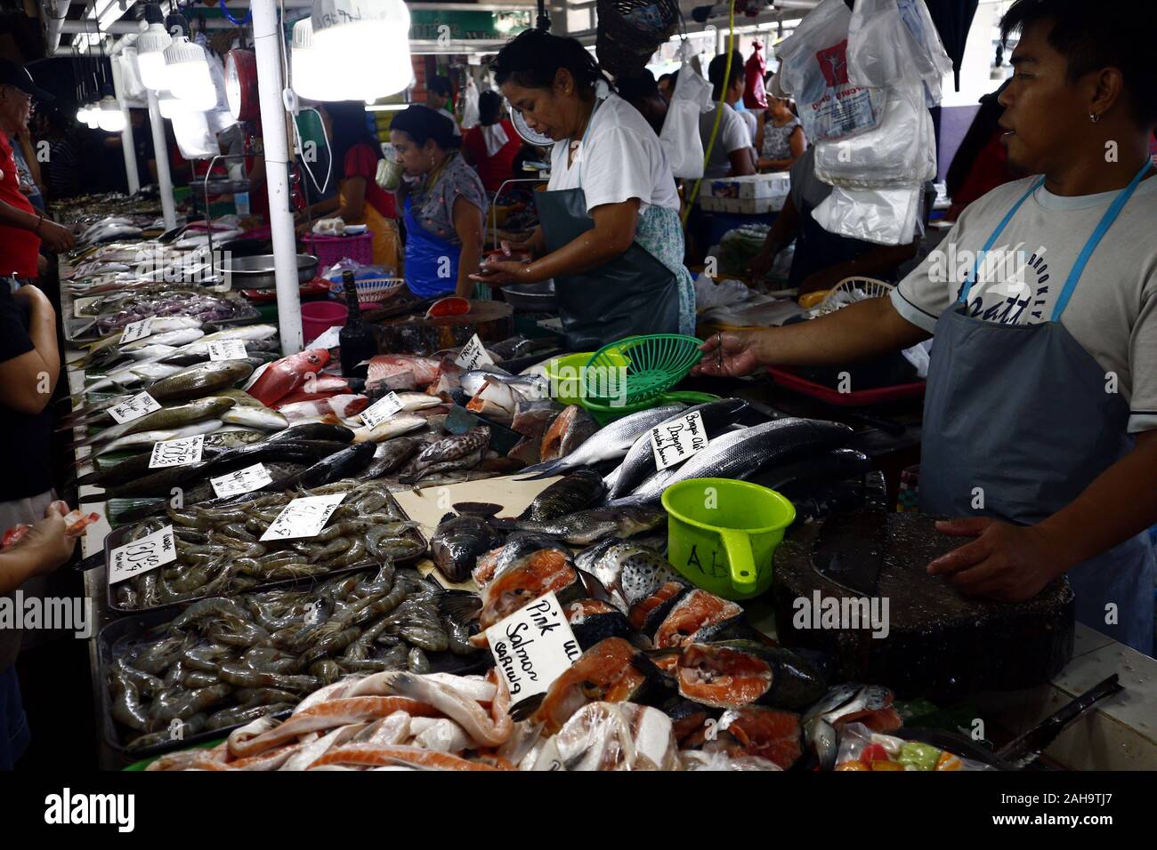Antipolo City, Philippinen - Dezember 23, 2019: Anbieter bei einer öffentlichen Wet Market Fisch und andere Meeresfrüchte zu Kunden. Stockfoto