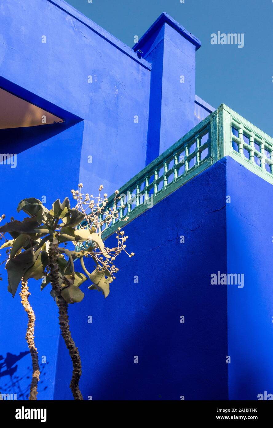 Blue House im Jardin Majorelle Botanischer Garten, ehemaligen Besitzer Yves Saint-Laurent und Pierre Bergé, Marrakesch, Marokko. Stockfoto