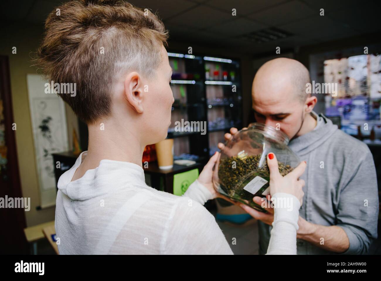 Der Käufer Geschmack grüner Tee für den Geruch Stockfoto