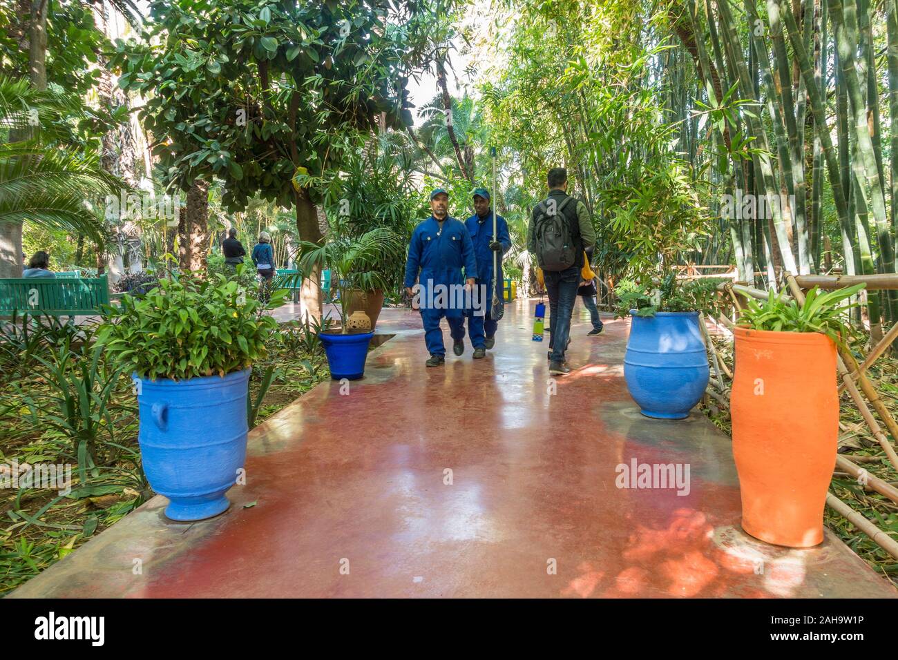 Jardin Majorelle, Majorelle Garten. Die Arbeitnehmer. Yves Saint Laurent und Pierre Bergé früher Eigentümer. Marrakesch, Marokko Gueliz Stockfoto