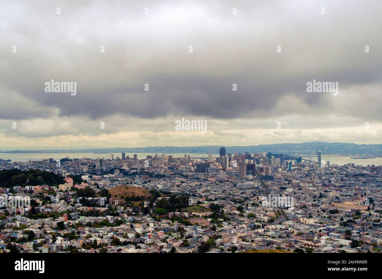 Bewölkter Himmel über San Francisco Downtown Stockfoto
