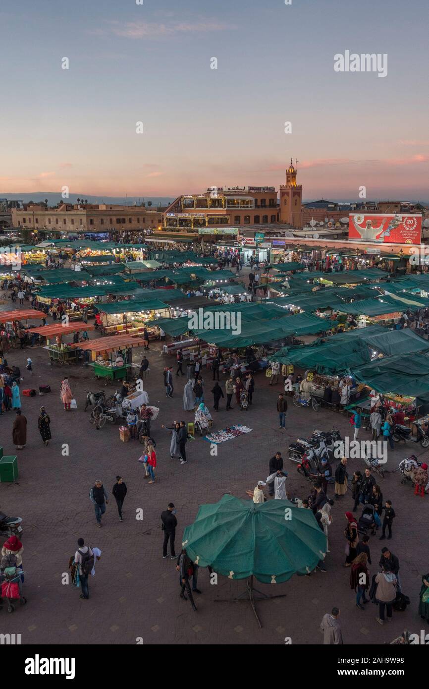 Platz Jemaa el-Fna entfernt. Imbissstände und Menschenmassen in der Dämmerung, Djemaa El Fna in Marrakesch, Marokko. Stockfoto