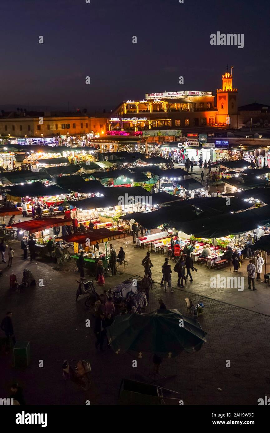 Platz Jemaa el-Fna entfernt. Garküchen und Massen an den Jemaa El Fna Square bei Nacht, Marrakesch, Marokko. Stockfoto