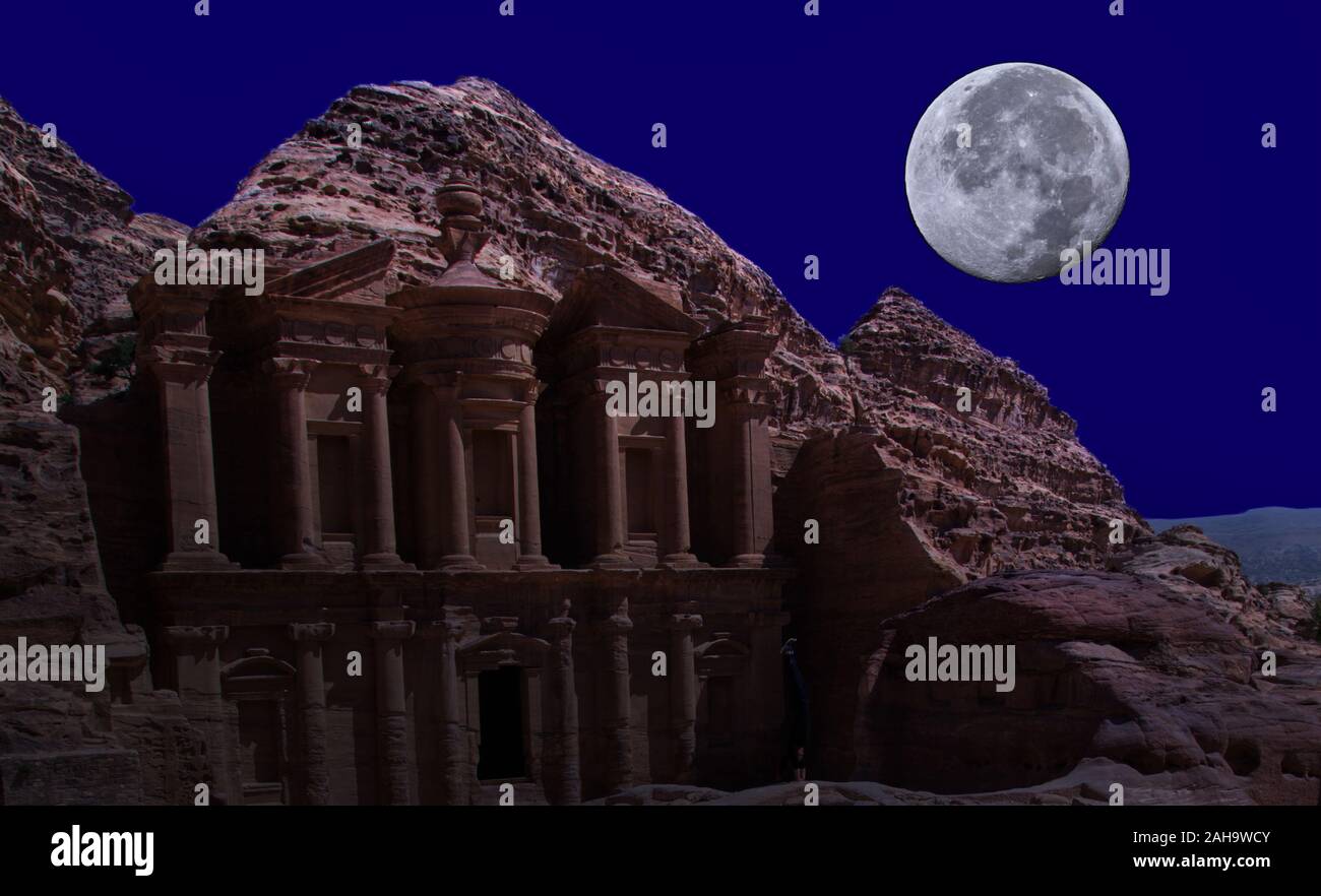Das zusammengesetzte Bild aus dem Kloster Al-Deir in Petra, Jordanien mit einem großen hellen Vollmond am Himmel. Elemente dieses Bild von der NASA eingerichtet Stockfoto