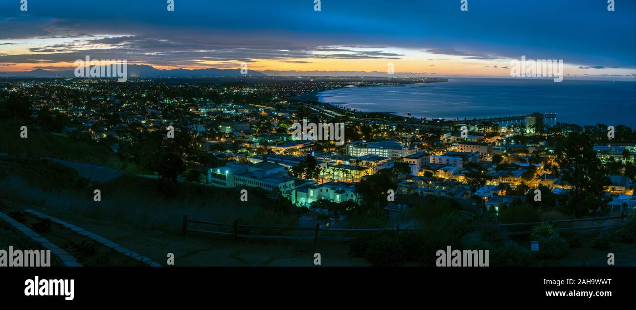 Blinkenden Lichter der Ventura Stadtbild glänzen als Dawn beginnt über Hügel Horizont zu brechen und werfen Licht auf den Pazifischen Ozean. Stockfoto