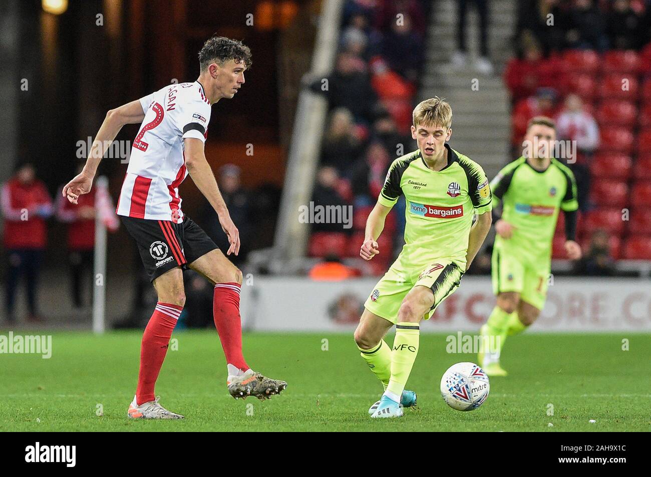 26. Dezember 2019, Stadion des Lichts, Sunderland, England; Sky Bet Liga 1, Sunderland v Bolton Wanderers: Tom Flanagan (12) von Sunderland in Aktion während Ronan Darcy (27) von den Bolton Wanderers Uhren auf Kredit: Iam Brennen/News Bilder Stockfoto