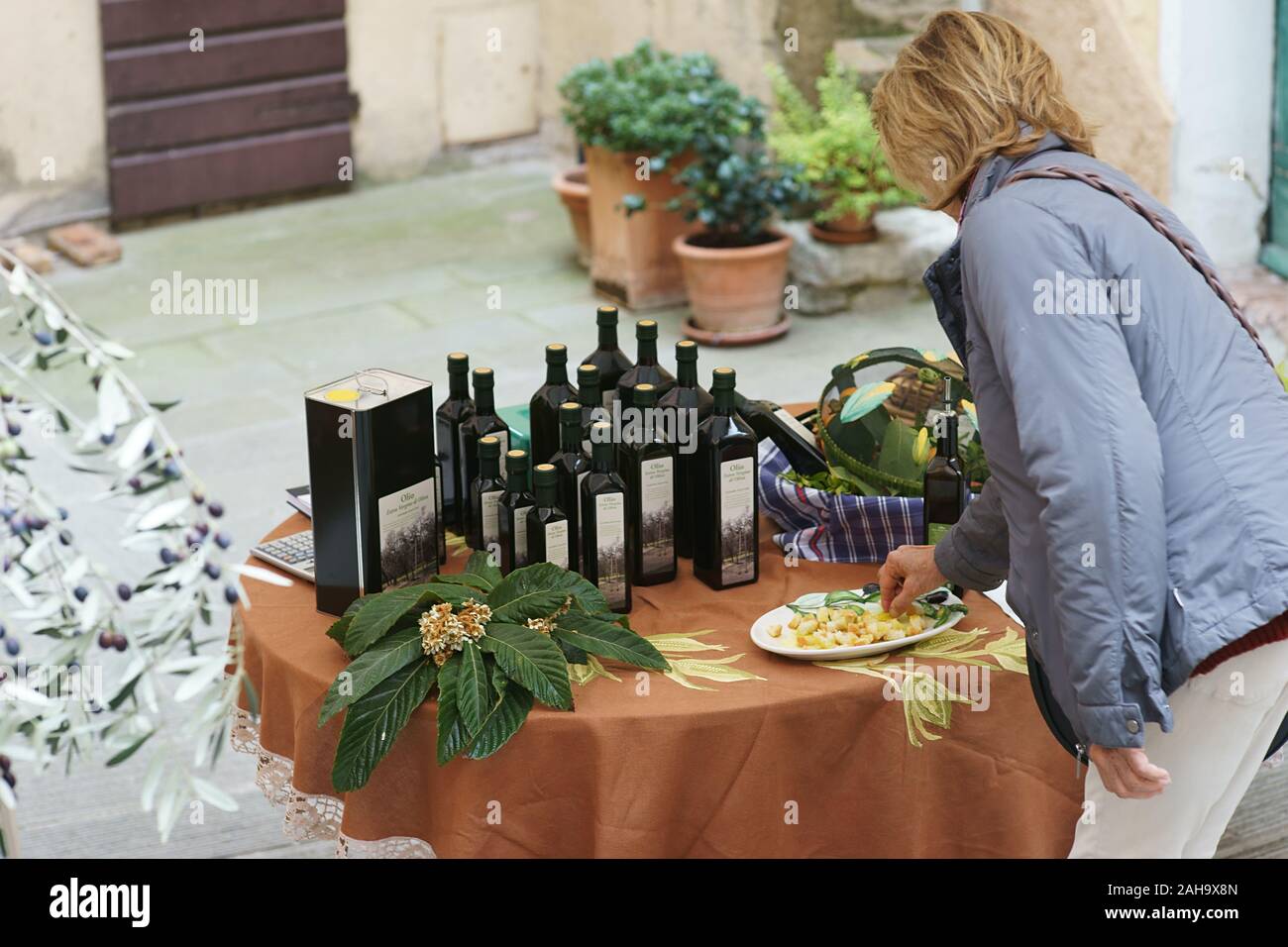 Olivenöl-Verkäufer - Festa dell'olio nuovo - Neues Olivenöl-Festival, Montisi, Toskana, Italien Stockfoto