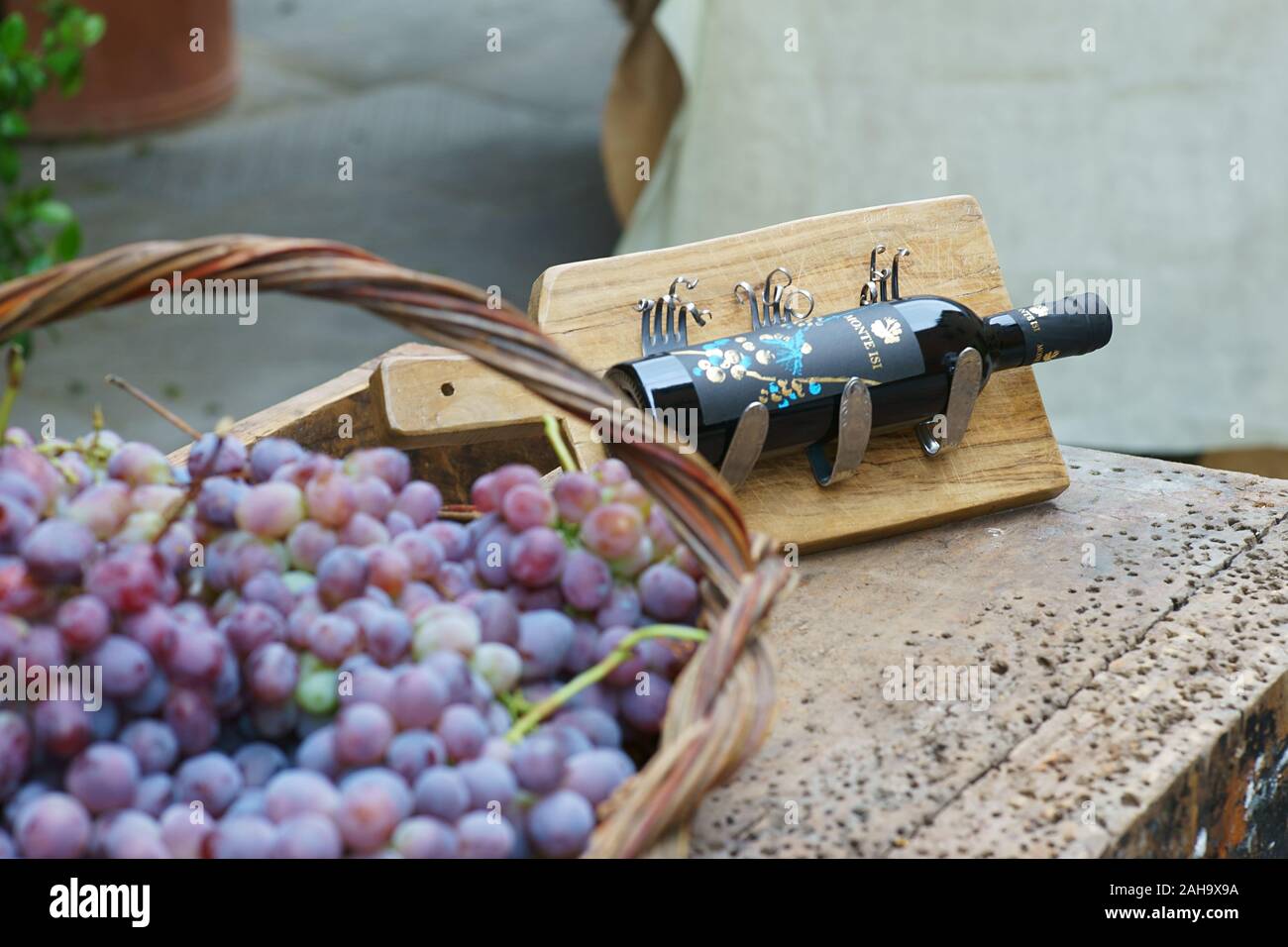 Flasche Wein, Festa dell'olio nuovo - Neues Olivenöl-Festival, Montisi, Toskana, Italien Stockfoto