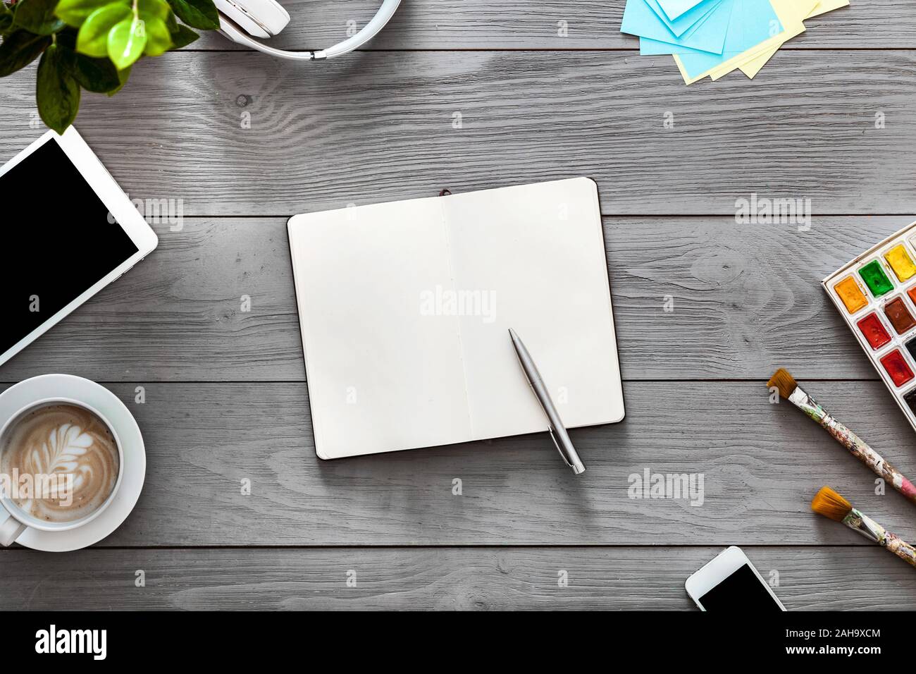 Kreative Schüler Designer arbeiten Tabelle notebook Geräte auf grau Holz Hintergrund Stockfoto