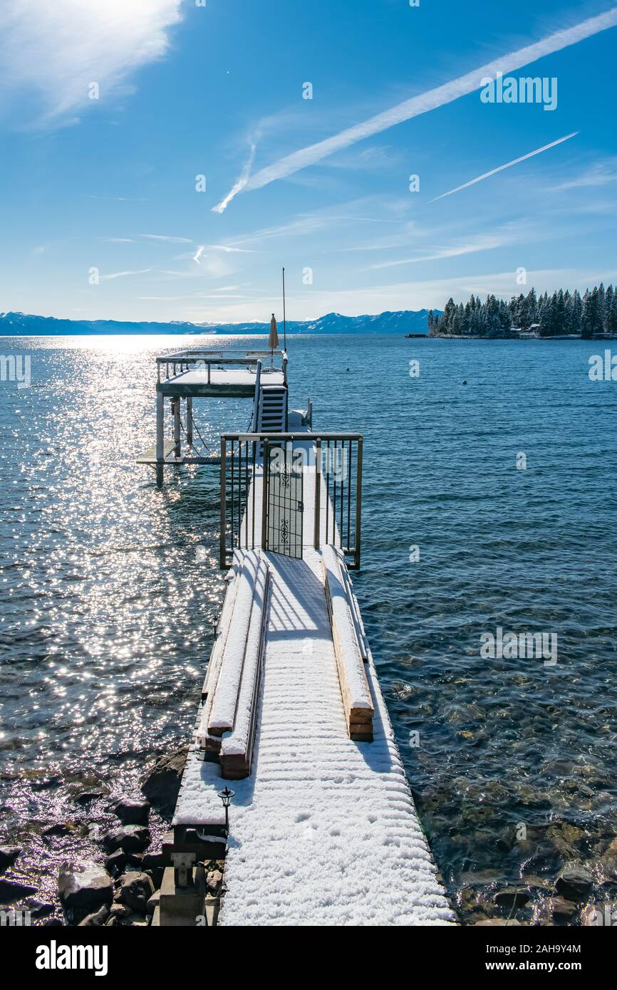 Der Lake Tahoe in Nevada und Kalifornien, Panorama von einem ponton Anlegestellen für Boote im Winter Stockfoto