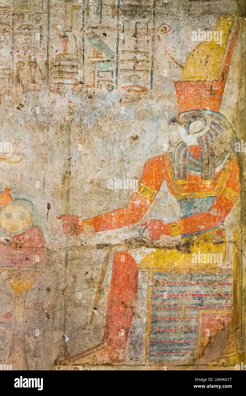 Egypte, Tempel von Beit el Wali, auf kalabsha Island, Lake Nasser. Frühe Bau von Ramses II., der von der UNESCO gespeichert. Der Gott Horus, auf einem Thron sitzend Stockfoto