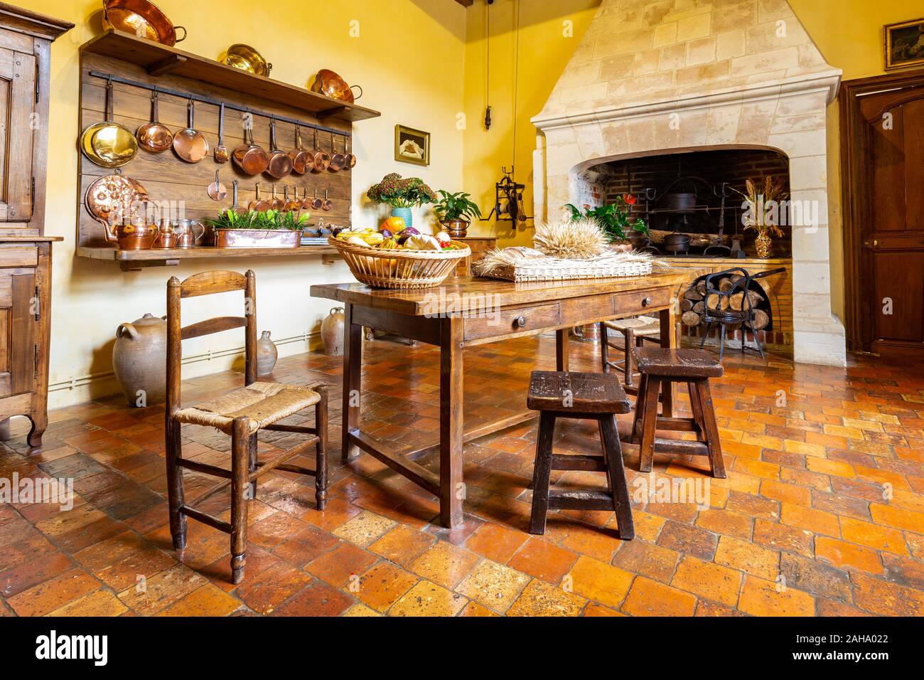 Villandry, Frankreich - 17. Oktober 2019: Einrichtung der Küche im Chateau de Villandry, Tal der Loire. Frankreich. Eines der meistbesuchten Schlösser in Frankreich. Stockfoto