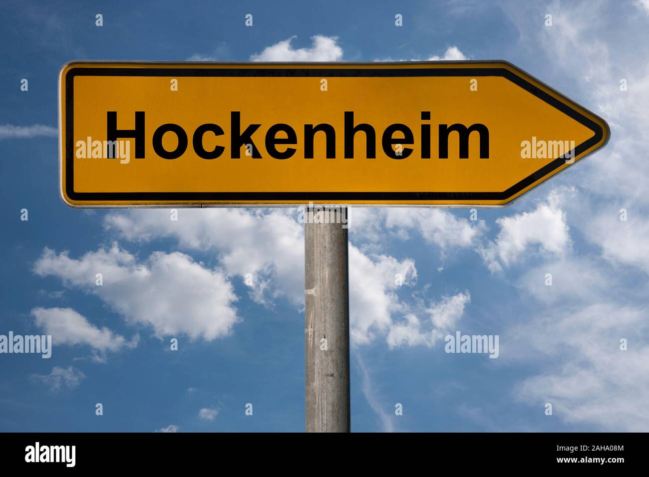 Detail Foto von einem Wegweiser mit der Aufschrift Hockenheim, Baden-Württemberg, Deutschland, Europa Stockfoto