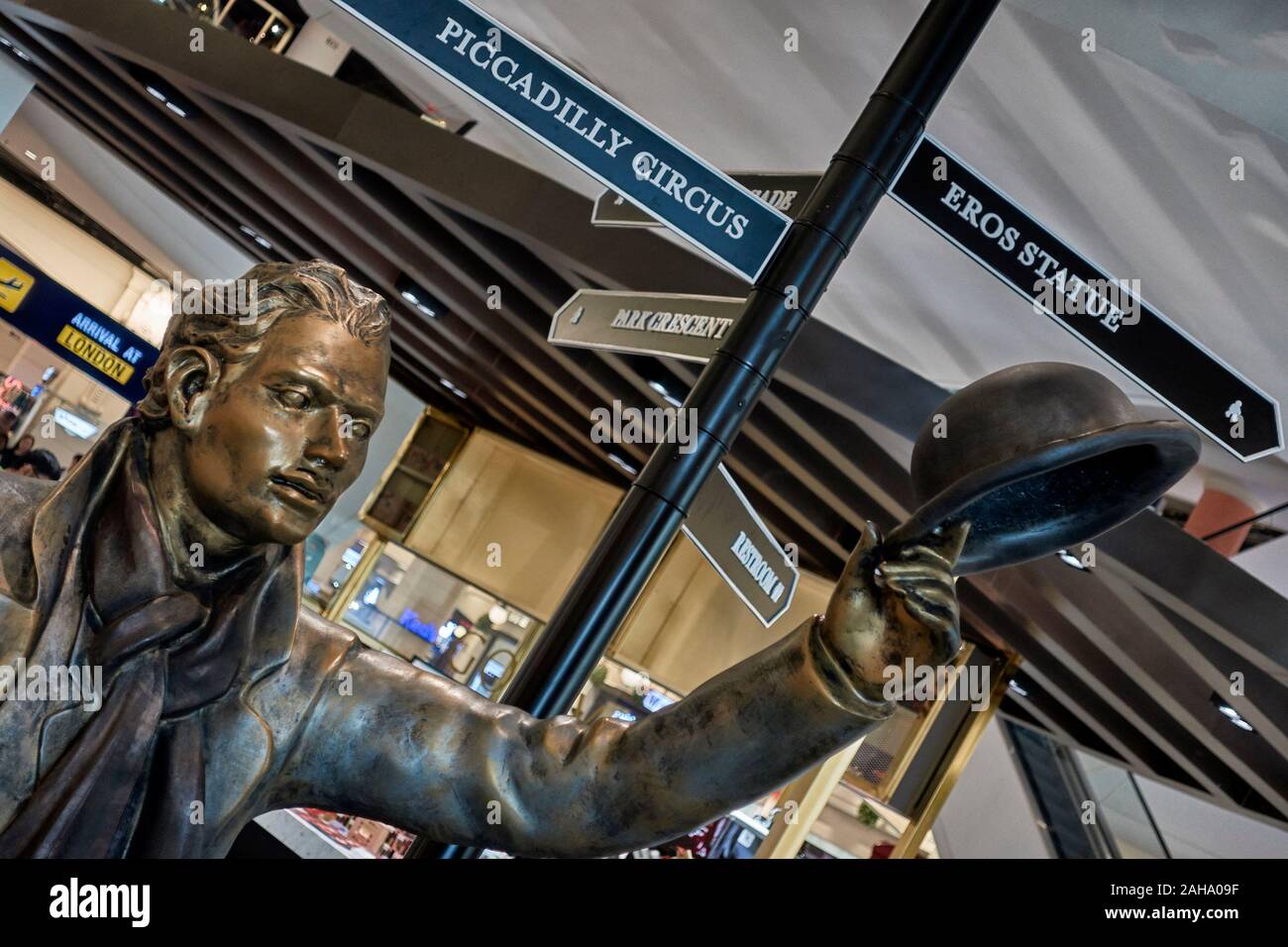 Konsumprodukte cab. Statue eines Mannes hageln ein Taxi in London mit entsprechenden Hinweisschildern von berühmten Orten Stockfoto