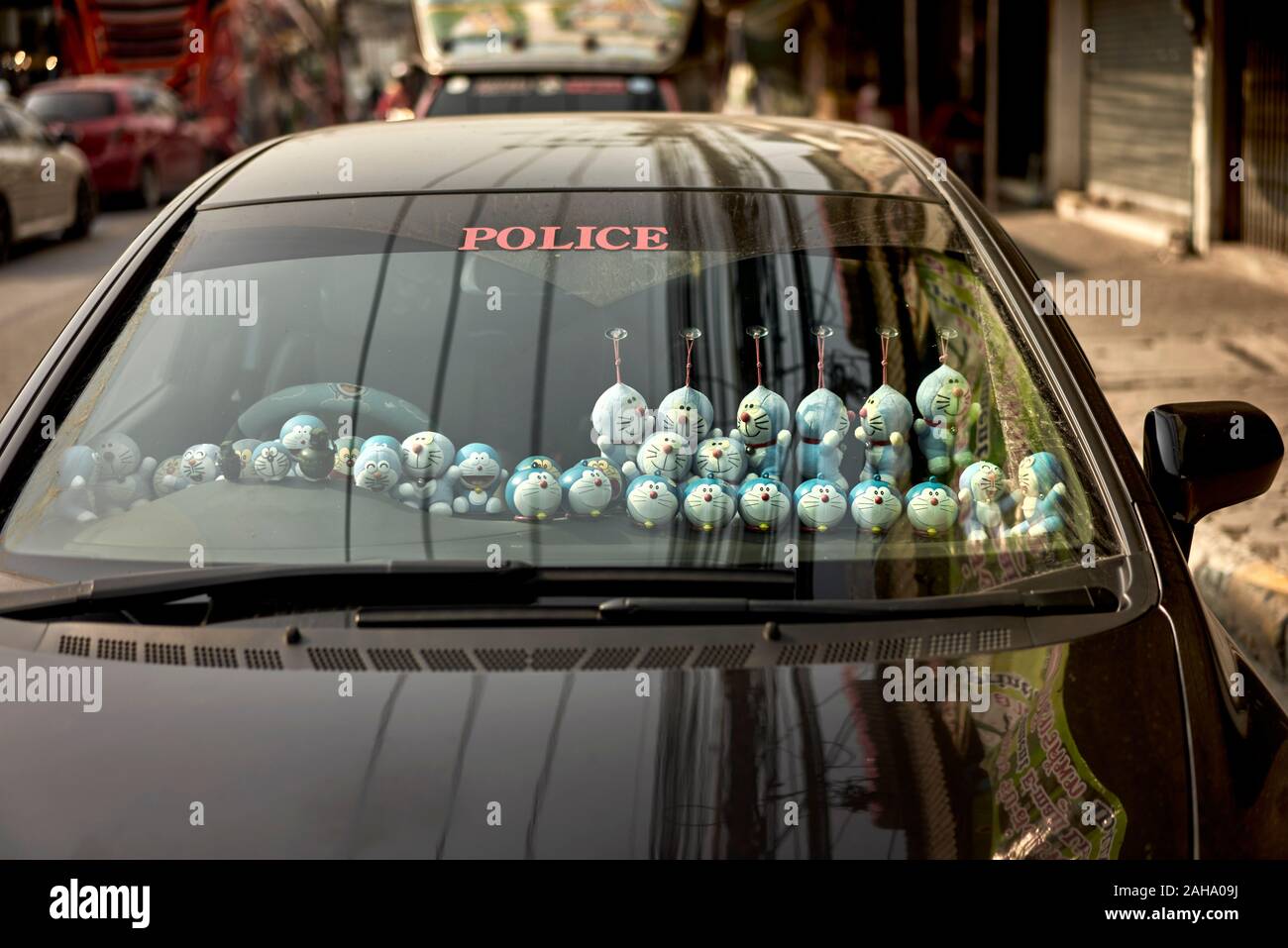 Behindert, Cluster von Doraemon Puppen in einem Auto Windschutzscheibe Stockfoto