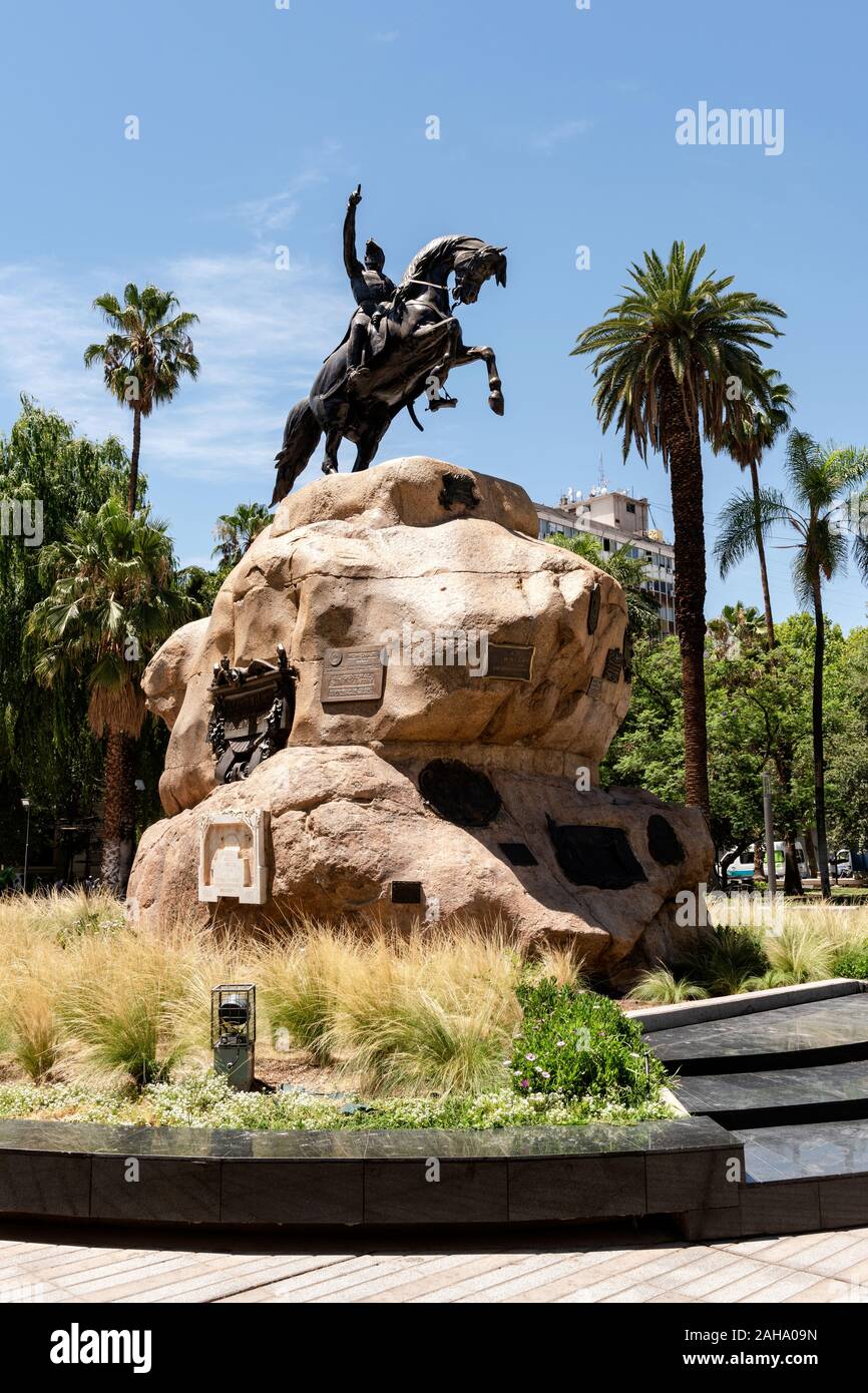 Eine Statue von General José de San Martín zu Pferd, in der Plaza San Martin, Mendoza, Argentinien. Stockfoto