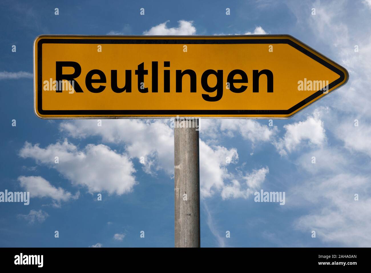 Detail Foto von einem Wegweiser mit der Aufschrift Reutlingen, Baden-Württemberg, Deutschland, Europa Stockfoto