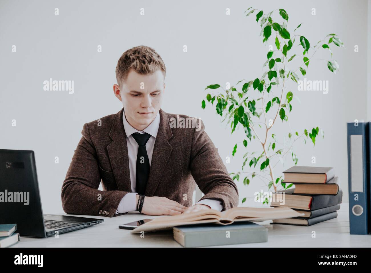 Ein Mann arbeitet im Büro am Computer Bürokaufmann/ Stockfoto