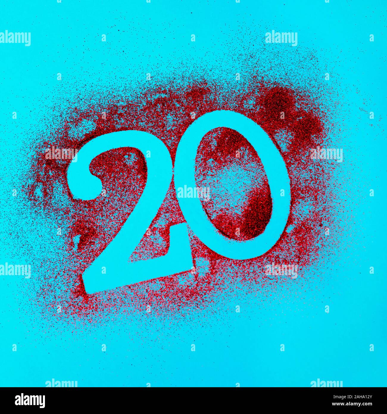 Die Silhouette der Nummer 20 in Rot Glitzer auf einem blauen Hintergrund Stockfoto