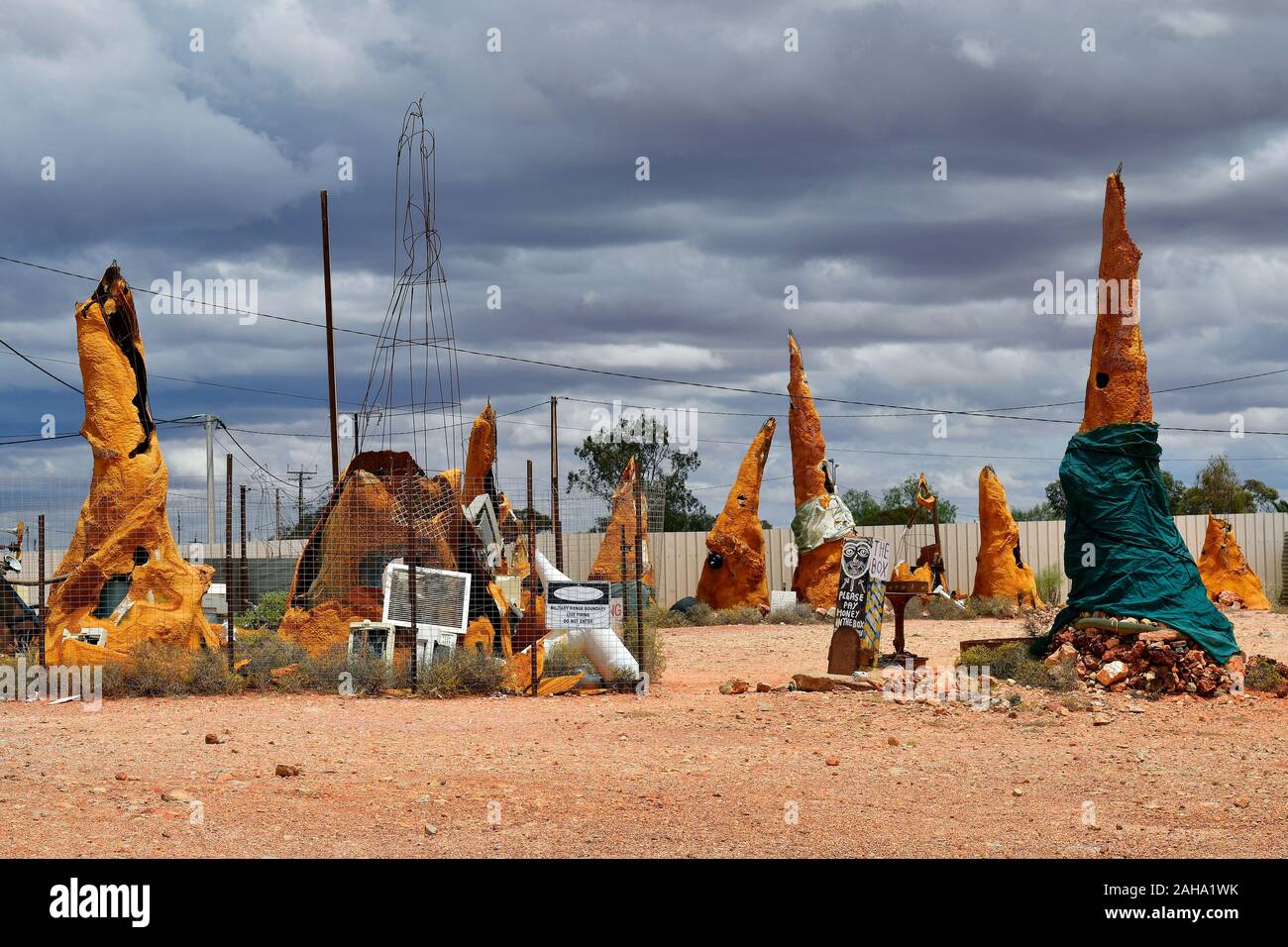 Coober Pedy, SA, Australien - 14. November 2017: Skulpturen und alte Film Maschinen auf öffentlichen Parkplatz im Dorf in Süd Australien gesetzt Stockfoto