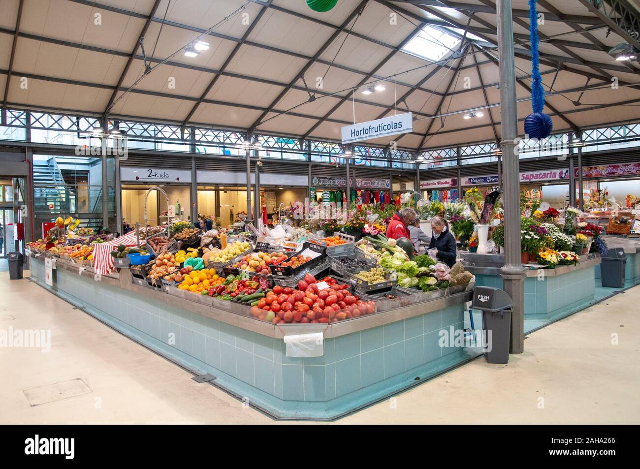 Innenraum Der kommunale Markt für Obst und Gemüse in Figueira da Foz, Portugal Stockfoto