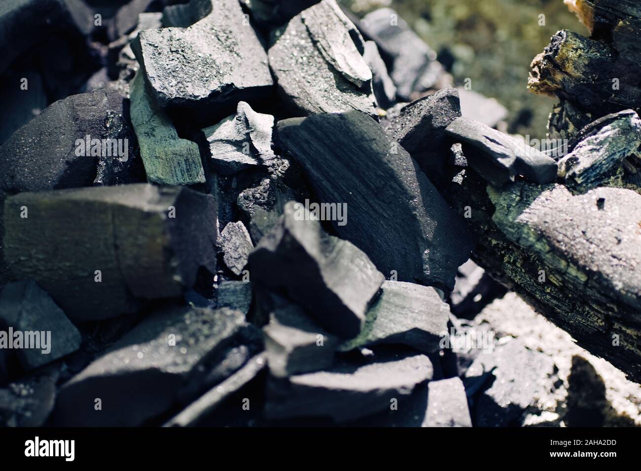 Gut Schwarz warme und kalte Glut eines Lagerfeuers Hintergrund verbrannt Stockfoto