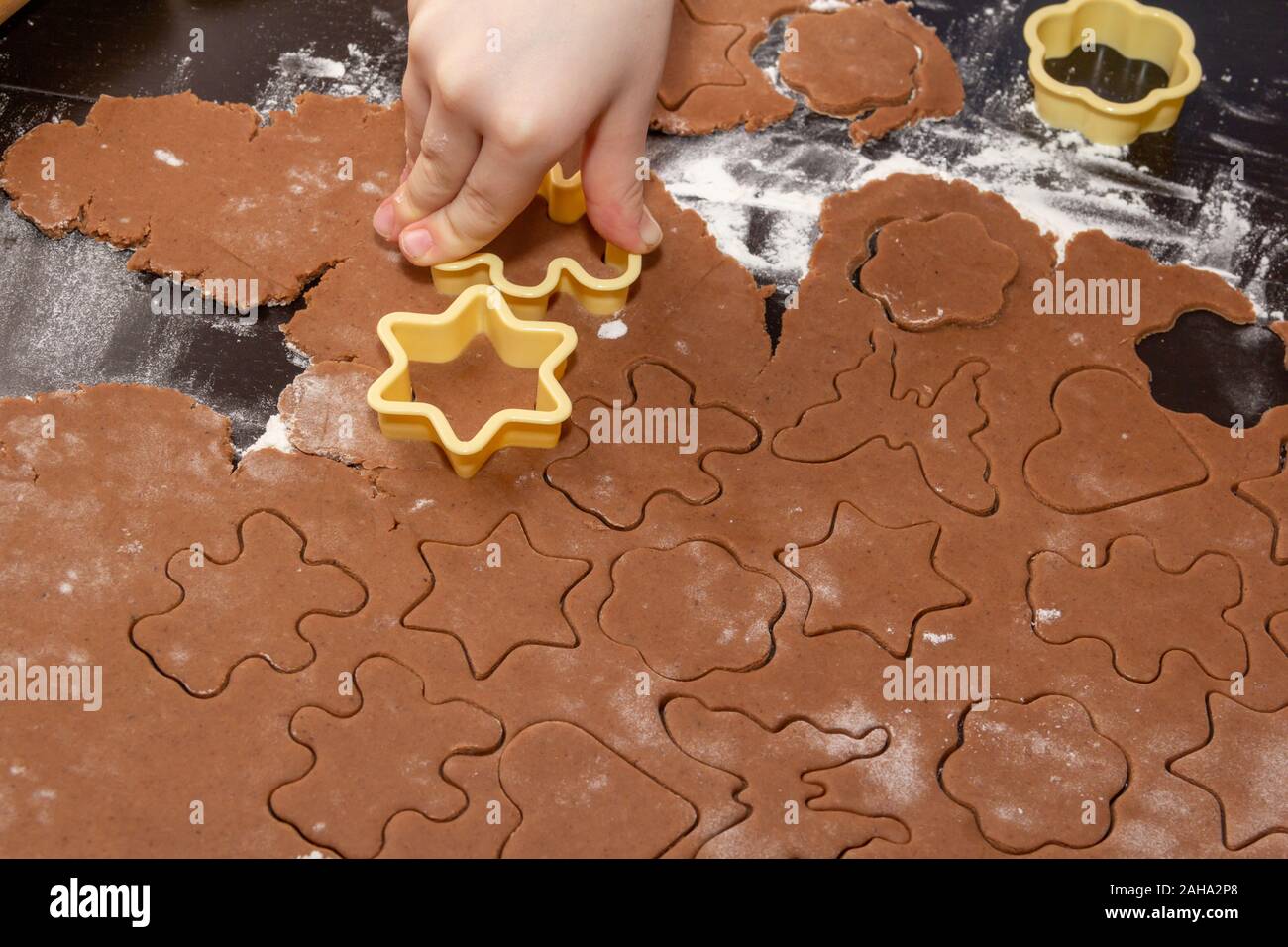 Die Zahlen aus der Verwendung von Schablonen für die Herstellung von Ingwer Weihnachtsplätzchen Teig. Kinder die Hände. Heim, Familie bereiten Sie sich auf die Stockfoto