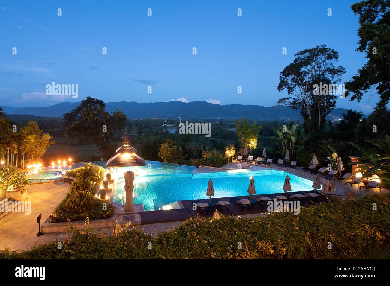 Wiang, Thailand. 17 Okt, 2019. Die Hotelanlage des Anantara Golden Triangle Elephant Resort am goldenen Dreieck beleuchtet am Abend. Credit: Sebastian Kahnert/dpa-Zentralbild/dpa/Alamy leben Nachrichten Stockfoto