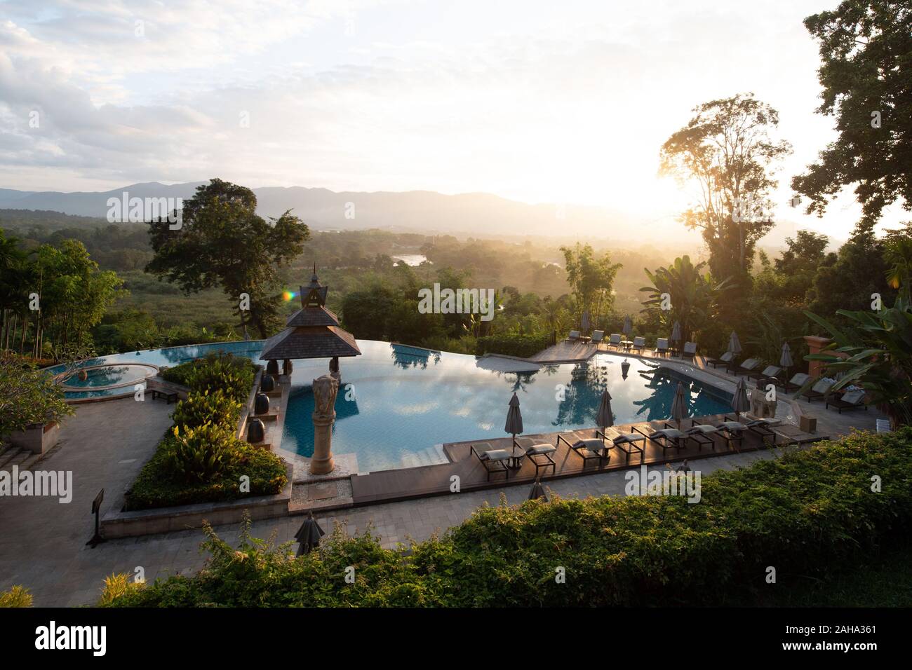 Wiang, Thailand. 16 Okt, 2019. Die Hotelanlage des Anantara Golden Triangle Elephant Resort am goldenen Dreieck bei Sonnenaufgang. Credit: Sebastian Kahnert/dpa-Zentralbild/dpa/Alamy leben Nachrichten Stockfoto