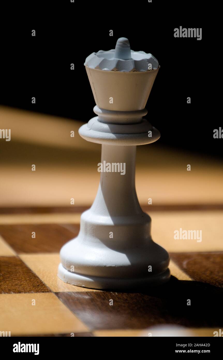 Weiße Königin auf einem Schachbrett aus Holz Stockfoto