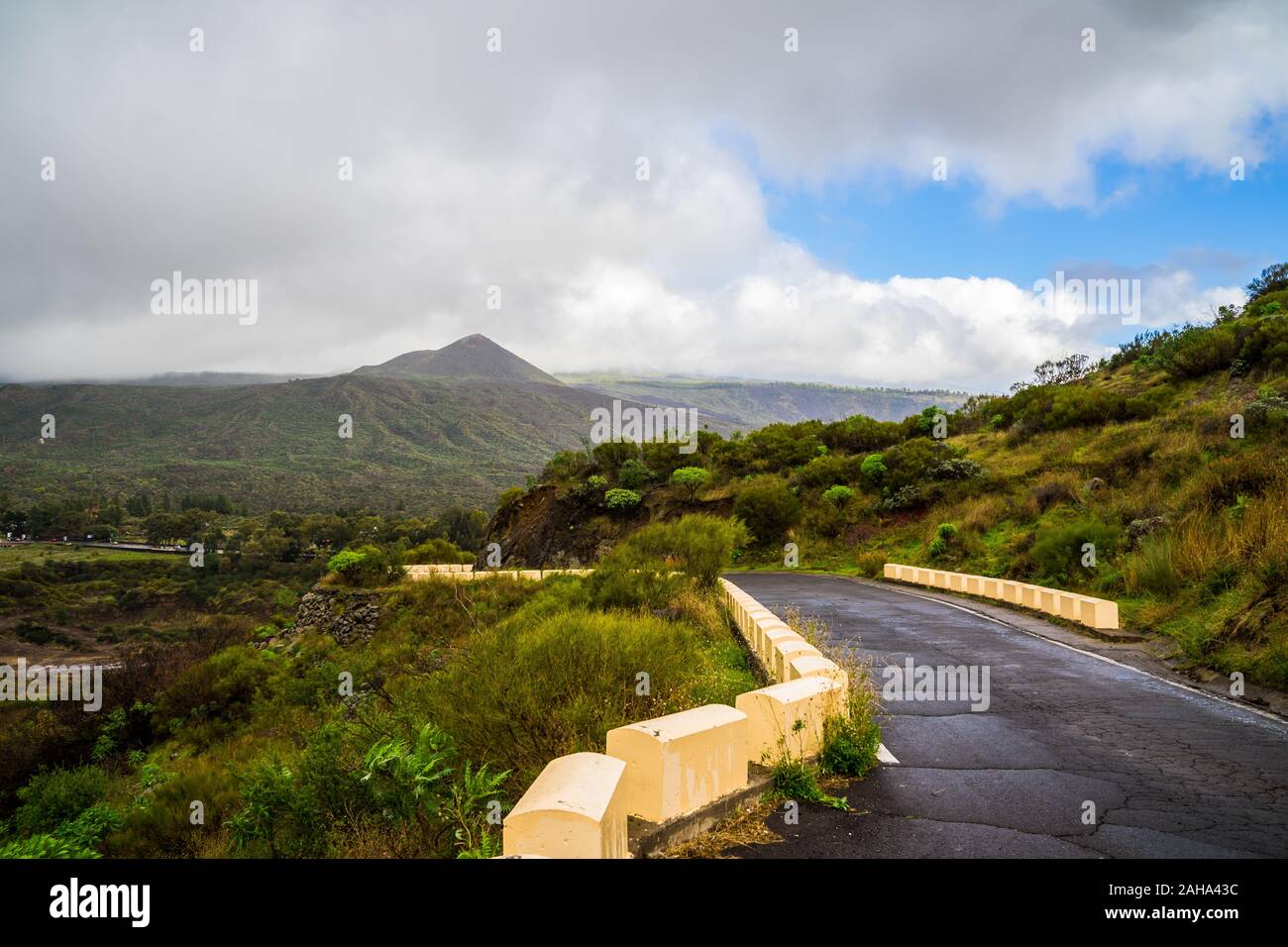 Spanien, Teneriffa, dunkle Wolken über den Bergen rund um den Vulkan Teide, von einer Straße in der Nähe von Bergdorf Masca gesehen, eine schöne Natur Landschaft Stockfoto