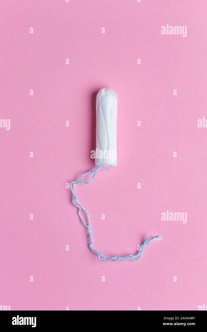Medizinische weiblichen Tampon über einen rosa Hintergrund. Menstruation, Mittel des Schutzes. Hygienisch weiß Tampon für Frauen Stockfoto