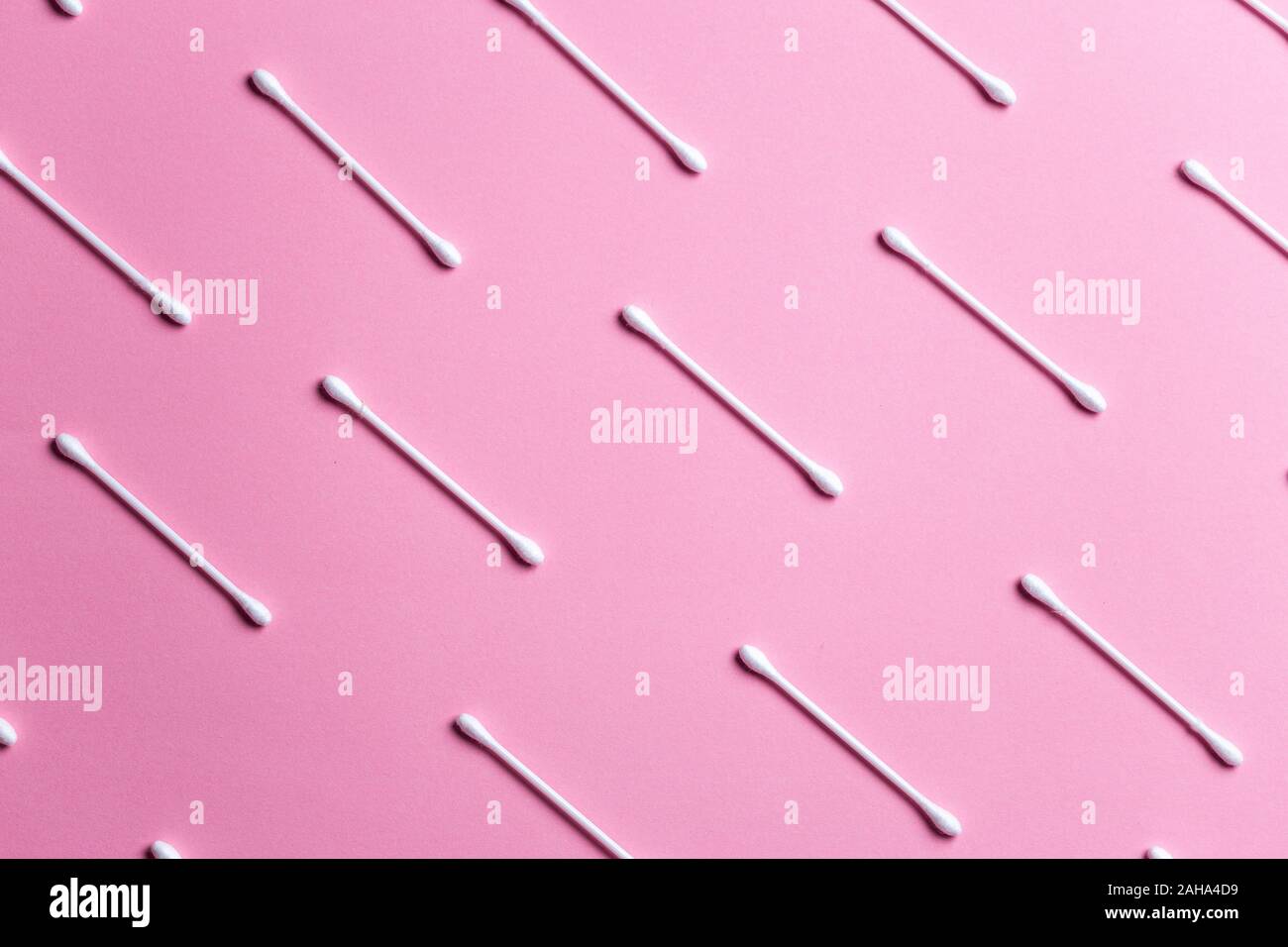 Ansicht von oben flach Zusammensetzung mit Wattestäbchen auf rosa Hintergrund Stockfoto