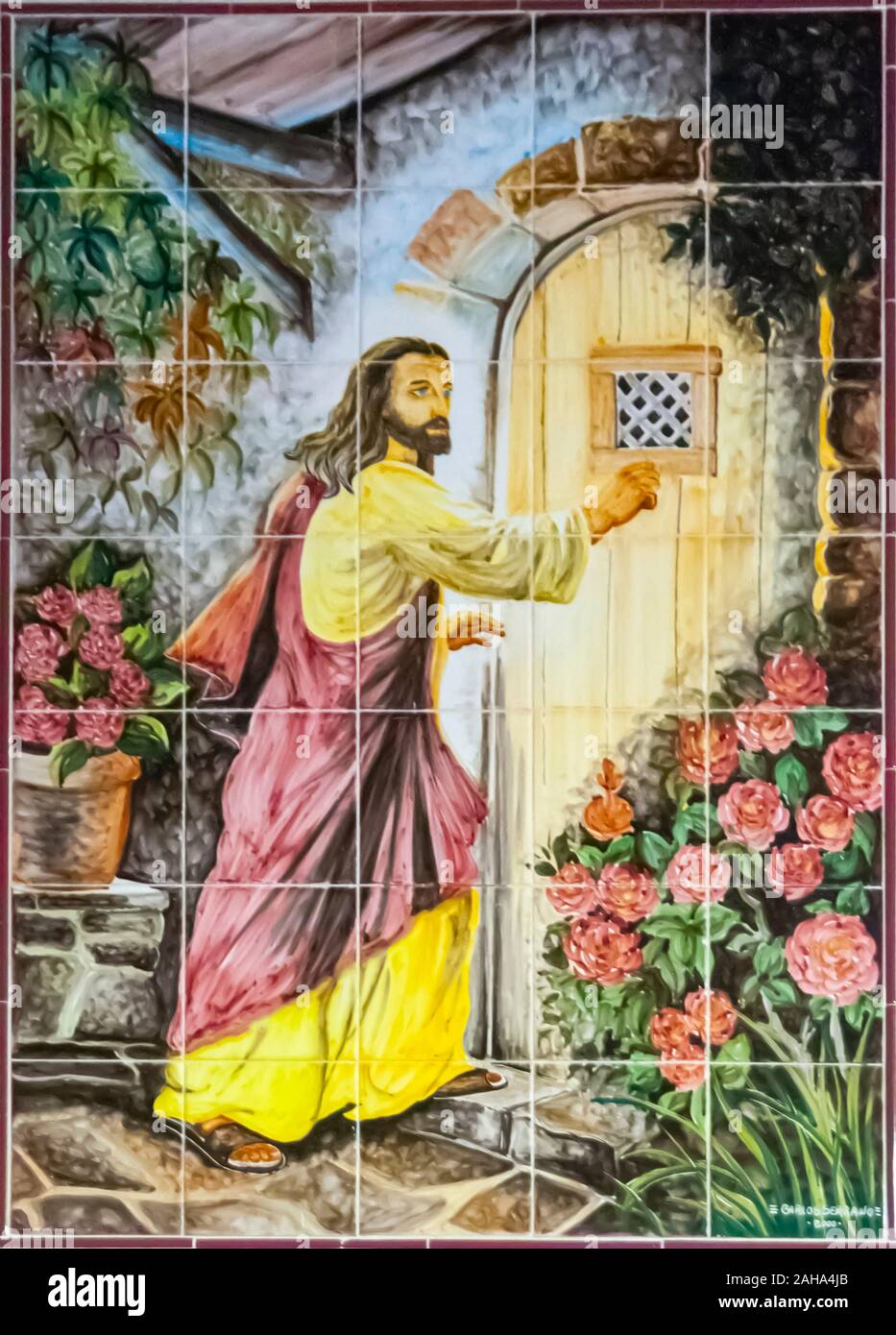 Christlich-religiöse Kunst (Jesus klopft an der Tür) in handbemalten Keramikfliesen. In Nazare, Portugal fotografiert. Stockfoto