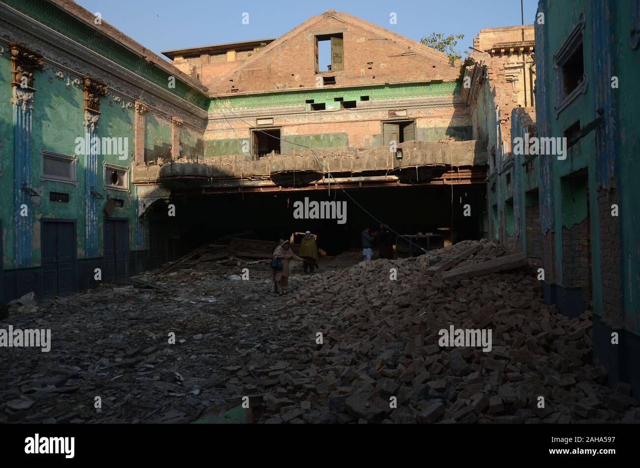 Peshawar, Pakistan. 27 Dez, 2019. Über sechs Jahrzehnte alte Hauptstadt Kino im 100 Jahre alten Gebäude im Kawatara Saddar Gegend abgerissen aufgrund von finanziellen Verlusten. Eigentümer Gelübde Identität des Gebäudes durch die Aufrechterhaltung ihrer historischen Vorderansicht zu schützen. Die jahrhunderte alte kostbare Skulpturen & Statuen, die Schönheit hinzufügen wurden die Gebäude nach Lahore Museum verschoben würden, die Besitzer Ansprüche. (Foto von Hussain Ali/Pacific Press) Quelle: Pacific Press Agency/Alamy leben Nachrichten Stockfoto