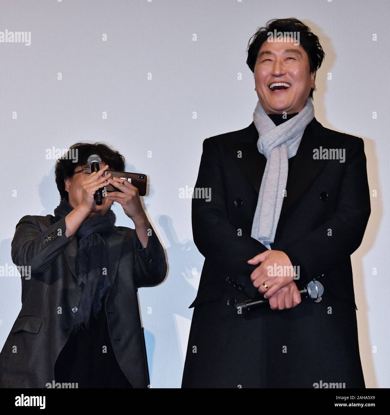 Tokio, Japan. 27 Dez, 2019. Koreanische Schauspieler Song Kang-ho und Regisseur Bong Joon-ho Japan Besuchen die Premiere für den Film "Parasit" in Tokio, Japan, am 27. Dezember 2019. Der Film gewinnt Goldene Palme der Filmfestspiele von Cannes 2019 nominiert als bester ausländischer Sprache, Beste Regie, Bestes Drehbuch der Golden Globes 2020 und wird am Januar 11, 2020 in Japan. Foto von keizo Mori/UPI Quelle: UPI/Alamy leben Nachrichten Stockfoto