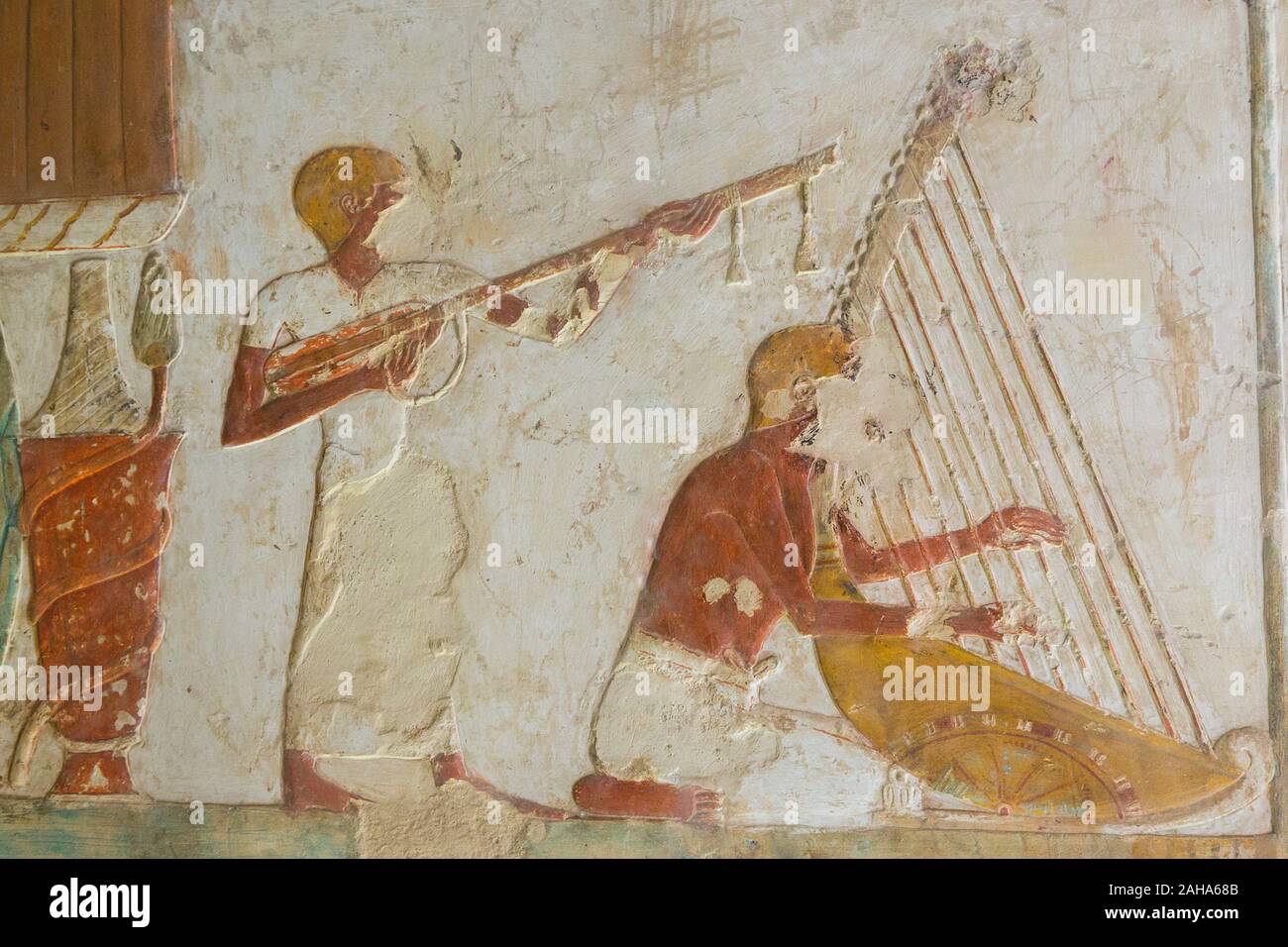 UNESCO Welterbe, Theben in Ägypten, das Tal der Adligen, Grab von Benia. Musiker spielen Laute und Harfe. Die Harfe ist beweglich durch seine Räder. Stockfoto