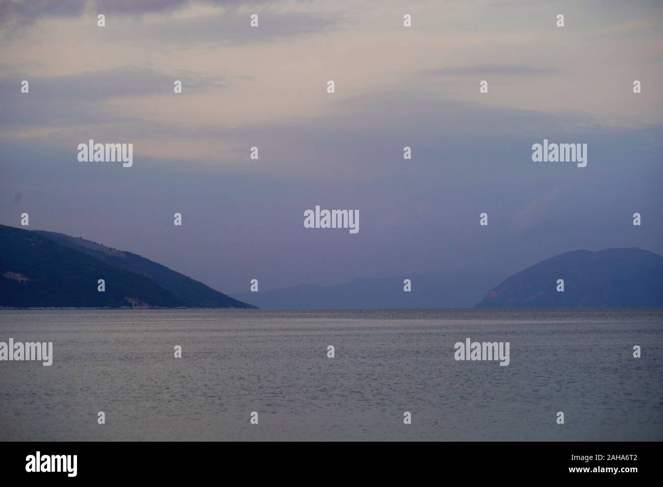 Sonnenuntergang am Mittelmeer wie auf Zakynthos Insel, Griechenland eine griechische Insel im Ionischen Meer gesehen. Es ist die drittgrösste der Ionischen Inseln. Stockfoto