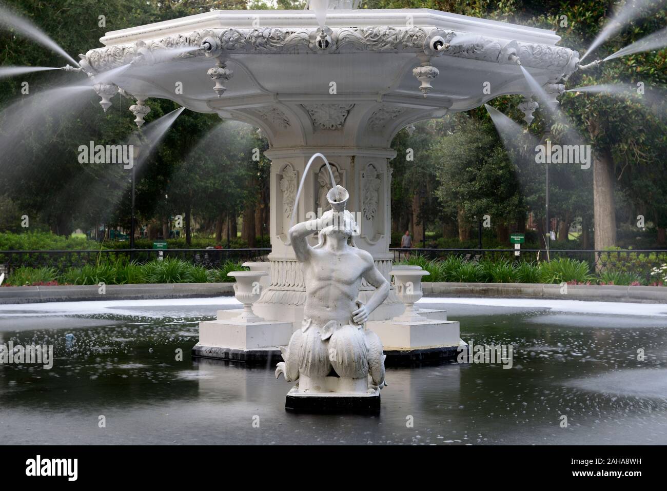 Forsyth Park Brunnen, Savannah, Georgia, USA, öffentliche Parks, Wasser, Funktion, Funktionen, Gusseisen Brunnen, Wasserspeienden triton Abbildung, shell Horn, moss-hung Eichen, Par Stockfoto