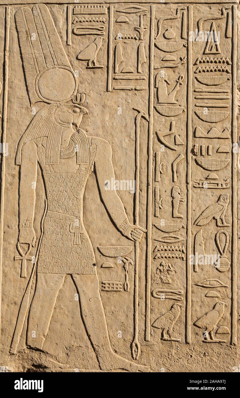 UNESCO Welterbe, Theben in Ägypten, Karnak Tempel, das Open Air Museum. Detail einer Tor, wurde ursprünglich an medamud. Die Hawk - vorangegangen Gott Monthu. Stockfoto