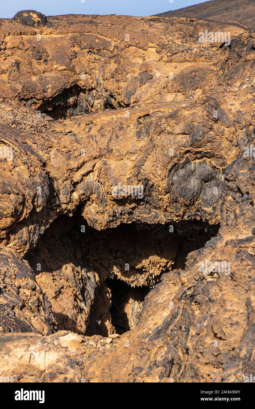 Lavatunnel Höhleneingang in die zerklüftete Vulkanlandschaft bei Cuevas Negras, schwarze Höhlen, in der Las Canadas del Teide National Park, Teneriffa, Kanaren, ICH Stockfoto