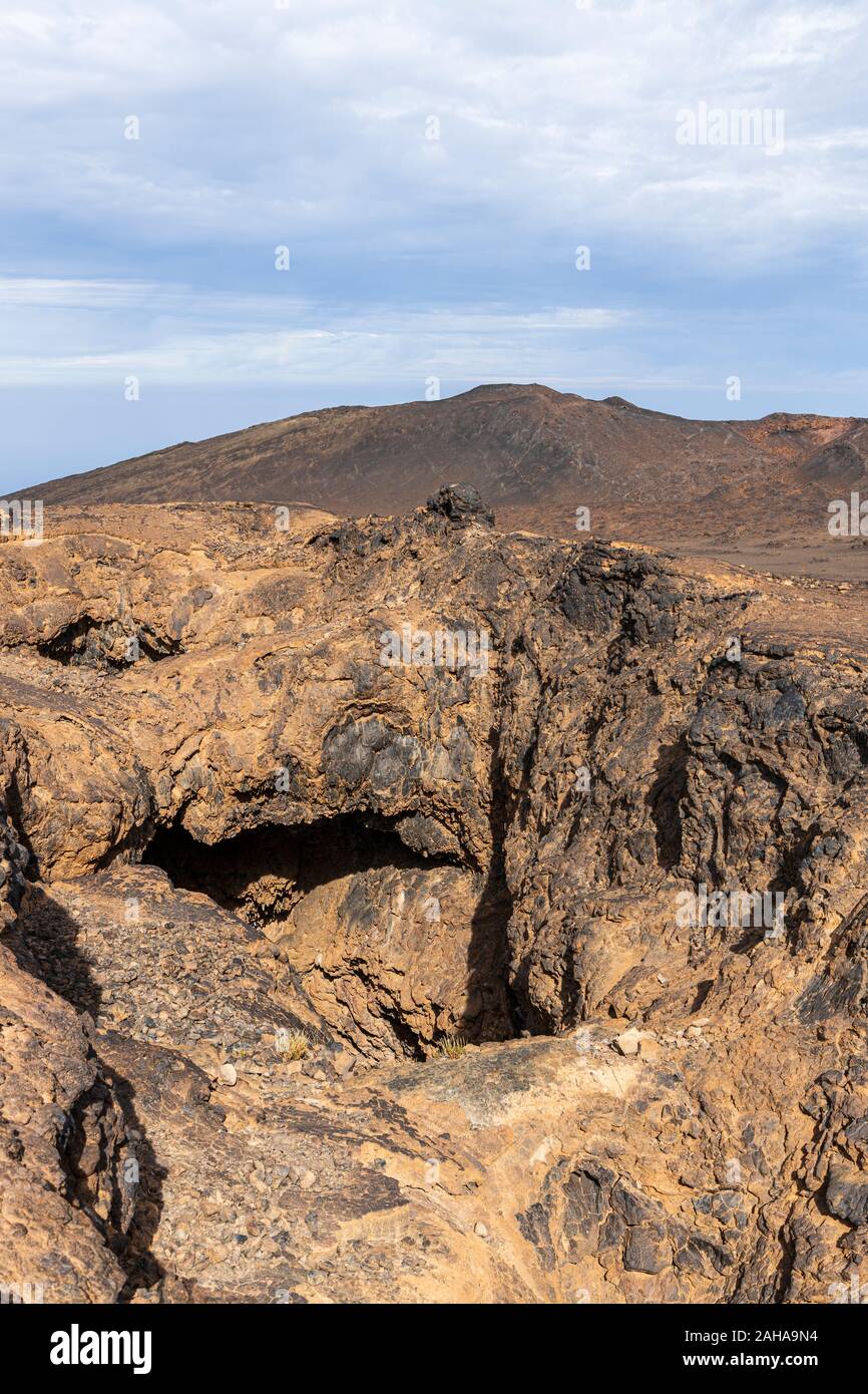 Lavatunnel Höhleneingang in die zerklüftete Vulkanlandschaft bei Cuevas Negras, schwarze Höhlen, in der Las Canadas del Teide National Park, Teneriffa, Kanaren, ICH Stockfoto
