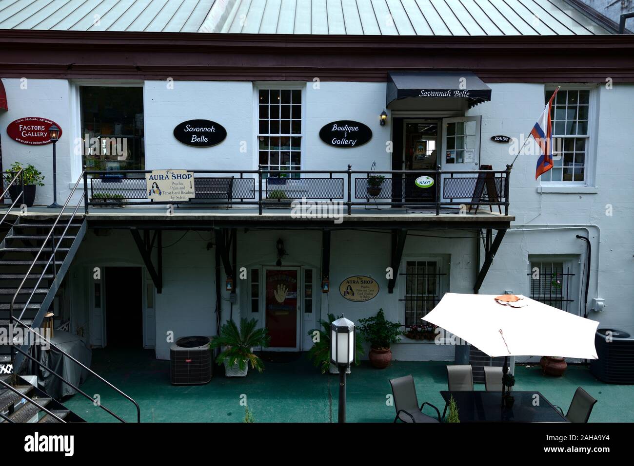 Kleidung shop, Galerie, Aura shop, psychischen, Tarot, Geschäfte, East Bay Street, alten Backsteingebäude, Riverfront, Hafen von Savannah, Savannah, Georgia, R Stockfoto