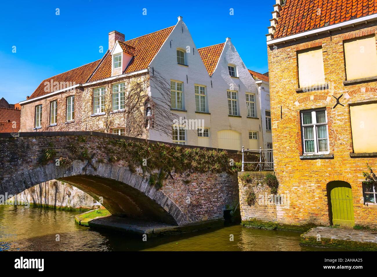Brügge, Belgien Häuser, Brücken und grünen Kanal Groenerei in Brügge Stockfoto