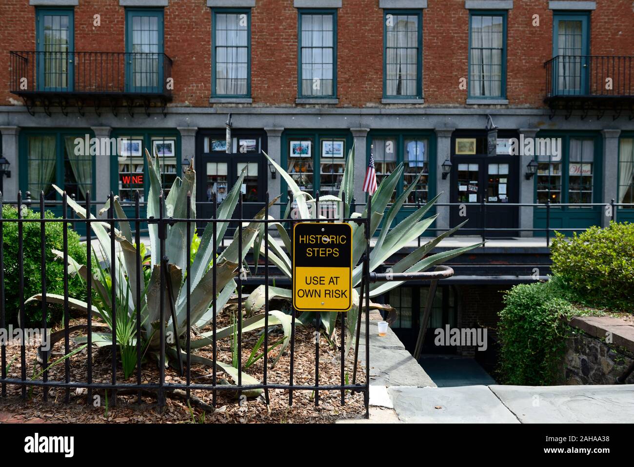 Schritte, Treppen, Warnschild, Gefahr, Risiko, touristische Attraktion, Riverfront, River Street, der Hafen von Savannah, Savannah, Georgia, RM USA Stockfoto