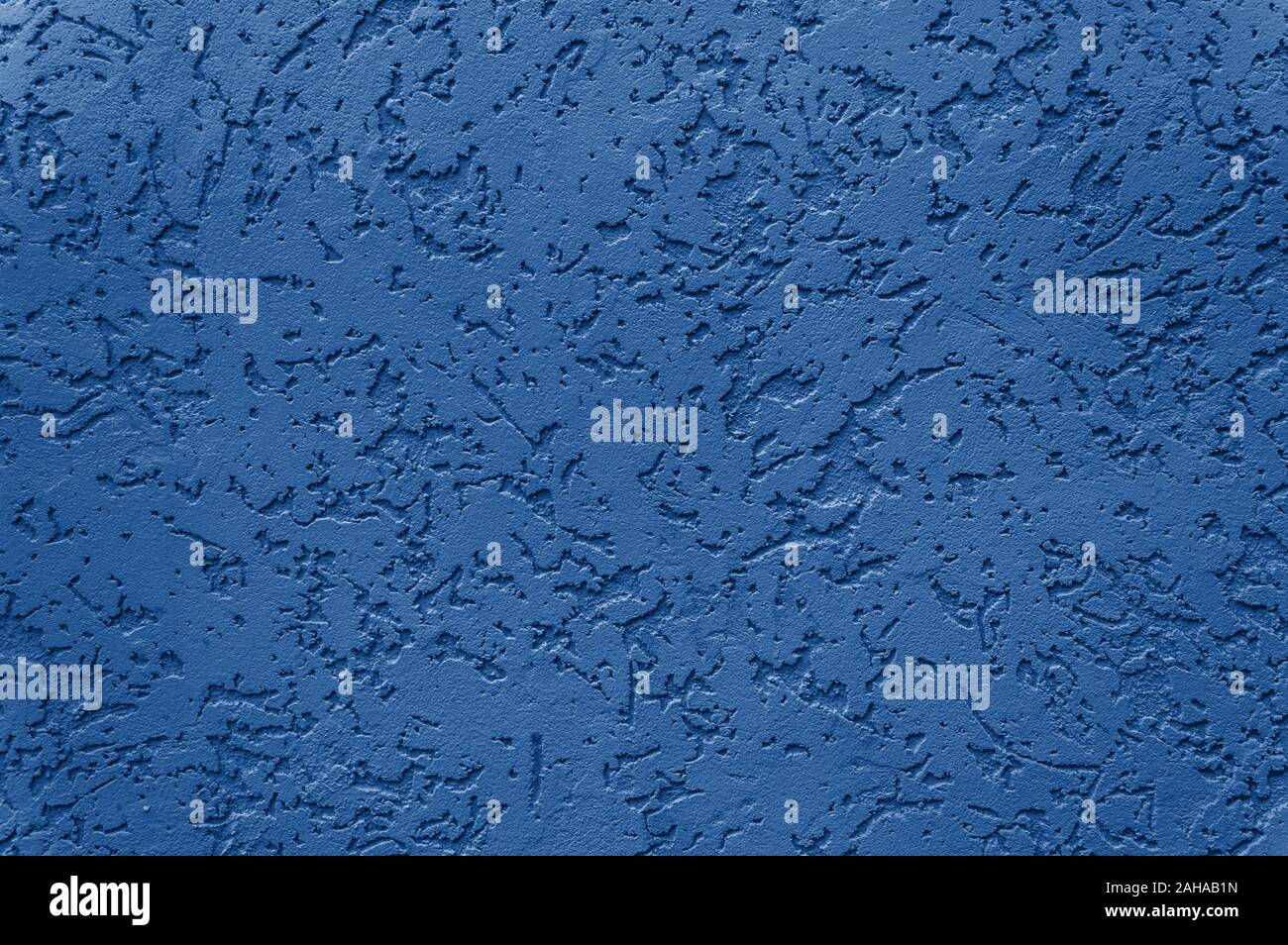 Strukturierte Betonwand Hintergrund Tönen in trendigen Classic blau Farbe des Jahres 2020. Dekorative Beschichtung im Landhausstil. Zusammenfassung Hintergrund mit Kunst grobe Sty Stockfoto